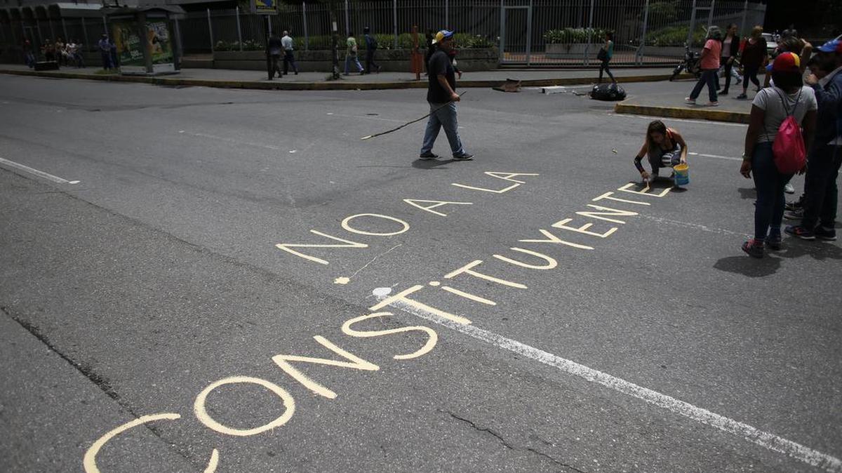 Manifestantes bloquean las calles de Caracas el 10 de julio de 2017.