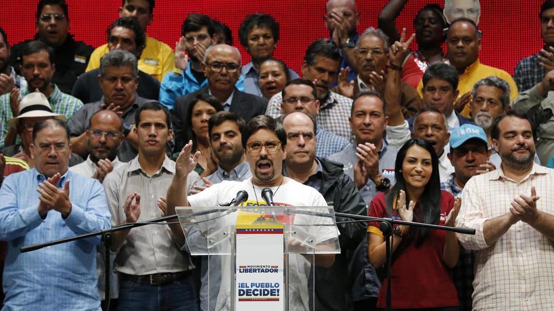 El primer vicepresidente de la Asamblea Nacional, Freddy Guevara, habla con la prensa acompañado por otros legisladores en Caracas, Venezuela, el lunes 17 de julio de 2017.
