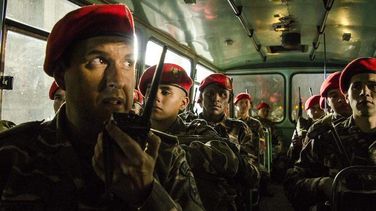 Fotografía sin fecha cedida por el Canal RCN, del actor colombiano Andrés Parra (i) durante el rodaje de la serie de Hugo Chávez "El Comandante".
