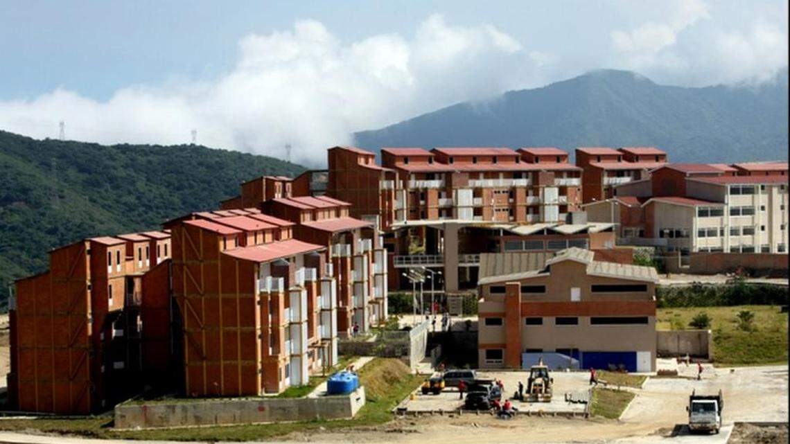 Ciudad Caribia es una localidad ubicada al norte de Caracas conformada por varios complejos de viviendas de interés social.