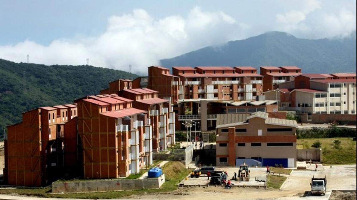 Ciudad Caribia es una localidad ubicada al norte de Caracas conformada por varios complejos de viviendas de interés social.