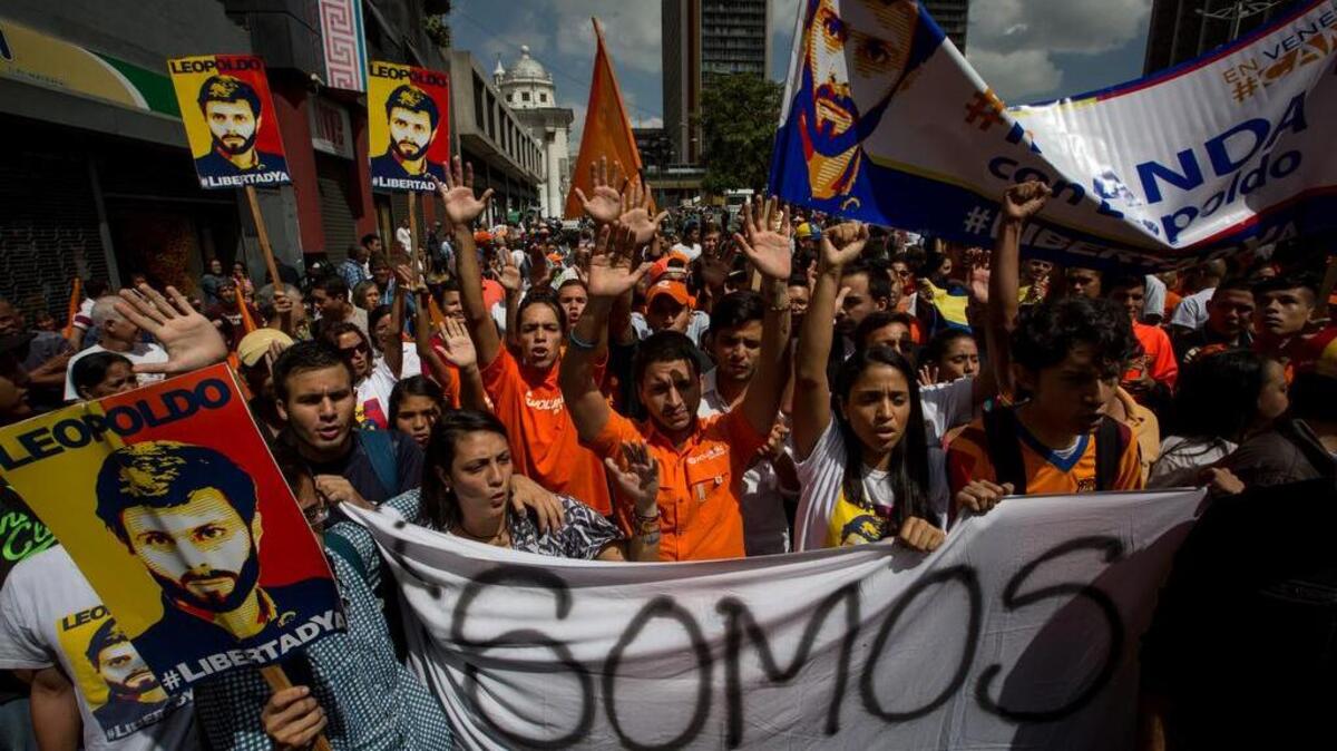 Simpatizantes del opositor venezolano Leopoldo López se manifiestan el 22 de julio de 2016, en las afueras del Palacio de Justicia de Caracas (Venezuela).