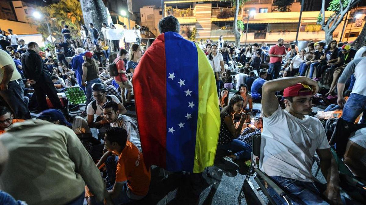 Venezolanos rinden tributo al estudiante Juan Pablo Pernalete fallecido el 26 de abril en una protesta en Caracas. Fotografía del 29 de abril de 2017.