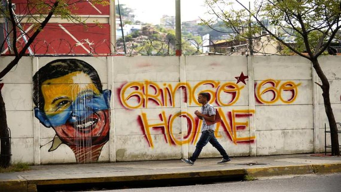 
Un muro en Caracas pintado con una consigna antiestadounidense y con la imagen del fallecido presidente Hugo Chávez.
