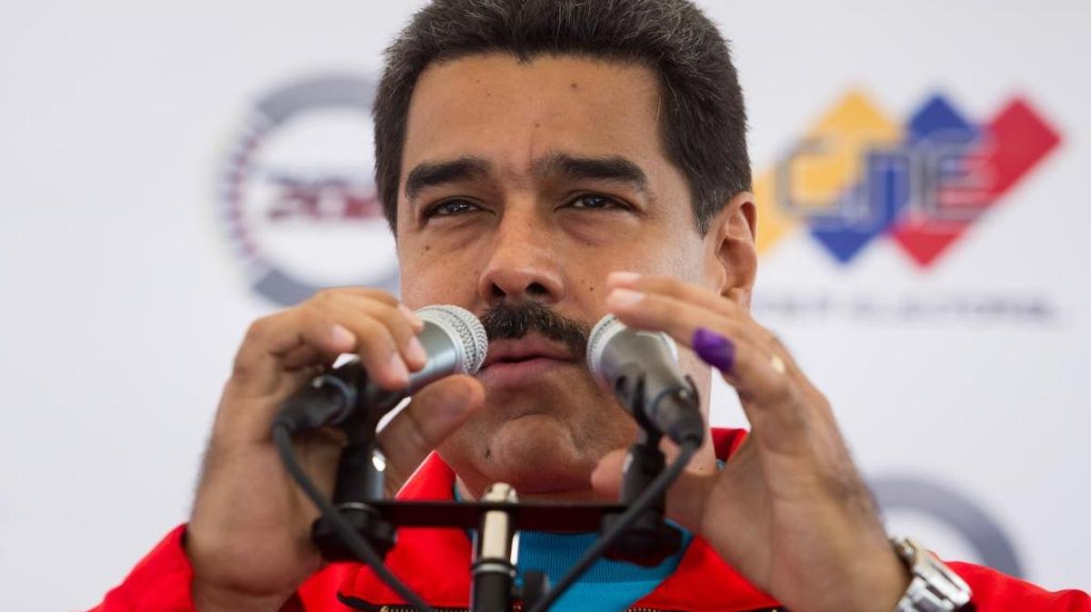 El presidente de Venezuela Nicolás Maduro ofrece declaraciones después de votar, el domingo 6 de diciembre de 2015, en un centro de votación en la ciudad de Caracas (Venezuela).