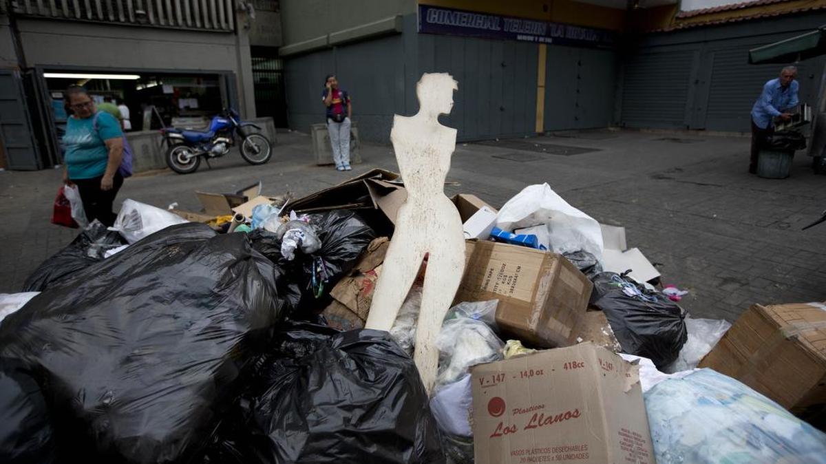 
Un maniquí desechado sobresale de una pila de basura en una calle de Caracas, Venezuela. El presidente de Fedecamaras, Francisco Martínez, tildó de “muy aguda” la crisis económica nacional y estimó que el presidente Nicolás Maduro debe adoptar correctivos “muy fuertes” y “consensuados”.

