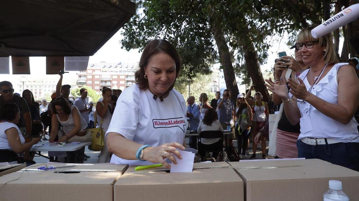 Mitzy Capriles (c), esposa de Antonio Ledezma, alcalde de Caracas y opositor al Gobierno del presidente Nicolás Maduro, introduce su voto en una urna en la plaza de Colón donde se ha instalado uno de los puntos de votación para la consulta popular convocada por la Asamblea Nacional venezolana