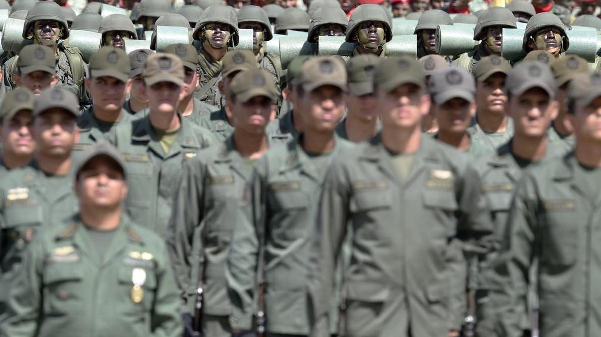 Soldados venezolanos participan el sábado en un desfile militar, en Caracas.