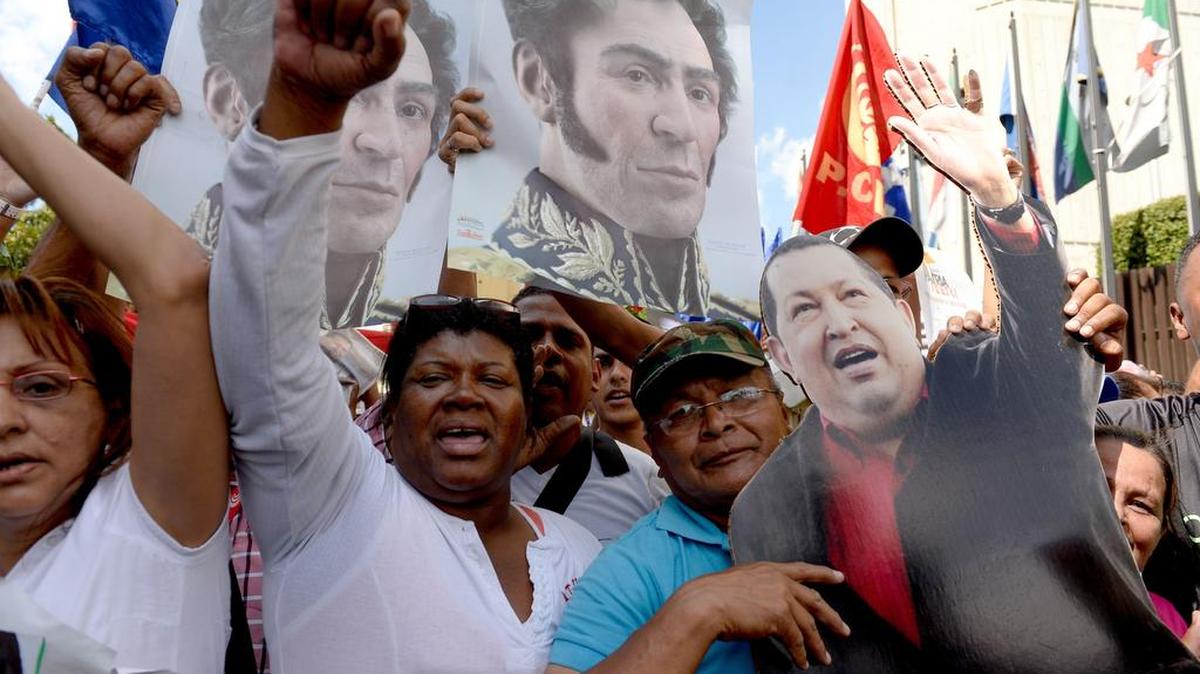 Simpatizantes del fallecido presidente Hugo Chávez y el actual mandatario Nicolás Maduro marchan el jueves en Caracas, Venezuela.