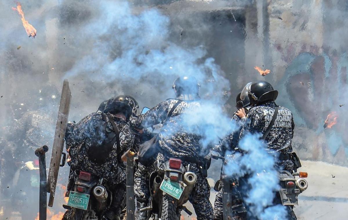 Los agentes de la policía reaccionan después de que detonó un artefacto explosivo durante una protesta contra las elecciones para una Asamblea Constituyente en Caracas el 30 de julio de 2017.
