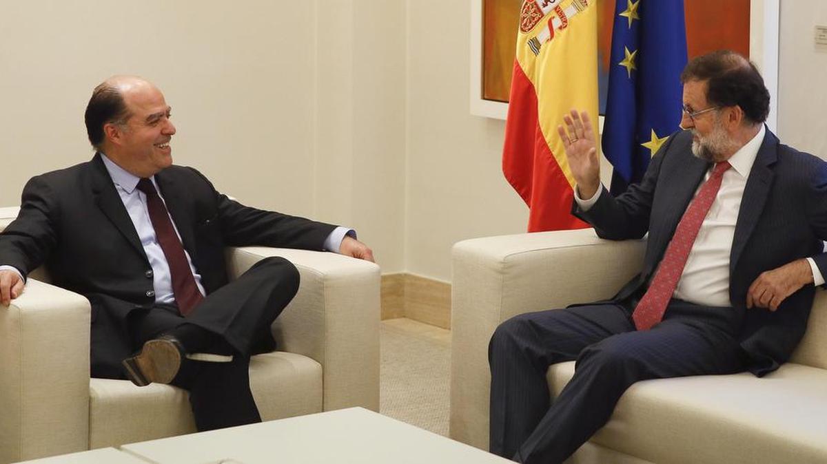 El presidente del Gobierno, Mariano Rajoy (d), durante la reunión que ha mantenido con el presidente de la Asamblea Nacional de Venezuela, Julio Borges (c), esta mañana en el Palacio de La Moncloa.
