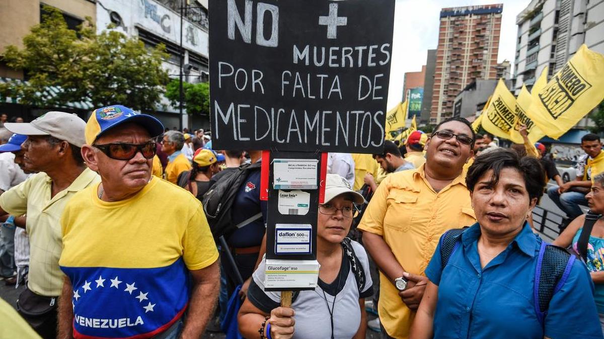 Miles de personas participan en una protesta contra el gobierno del mandatario venezolano Nicolás Maduro, el jueves en Caracas.