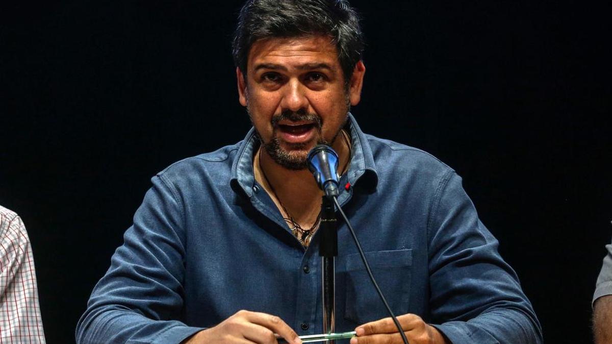 El alcalde del municipio de Sucre, Carlos Ocariz, miembro del comité organizador de la "consulta popular", habla ante la prensa el sábado 15 de julio de 2017, en Caracas (Venezuela).