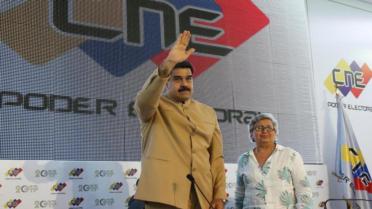 Fotografía cedida por la oficina de prensa del Palacio de Miraflores que muestra al presidente de Venezuela, Nicolás Maduro, junto a la presidenta del Consejo Nacional Electoral (CNE), Tibisay Lucena, el lunes 31 de julio de 2017, durante un acto en la sede del Poder Electoral en Caracas (Venezuela).