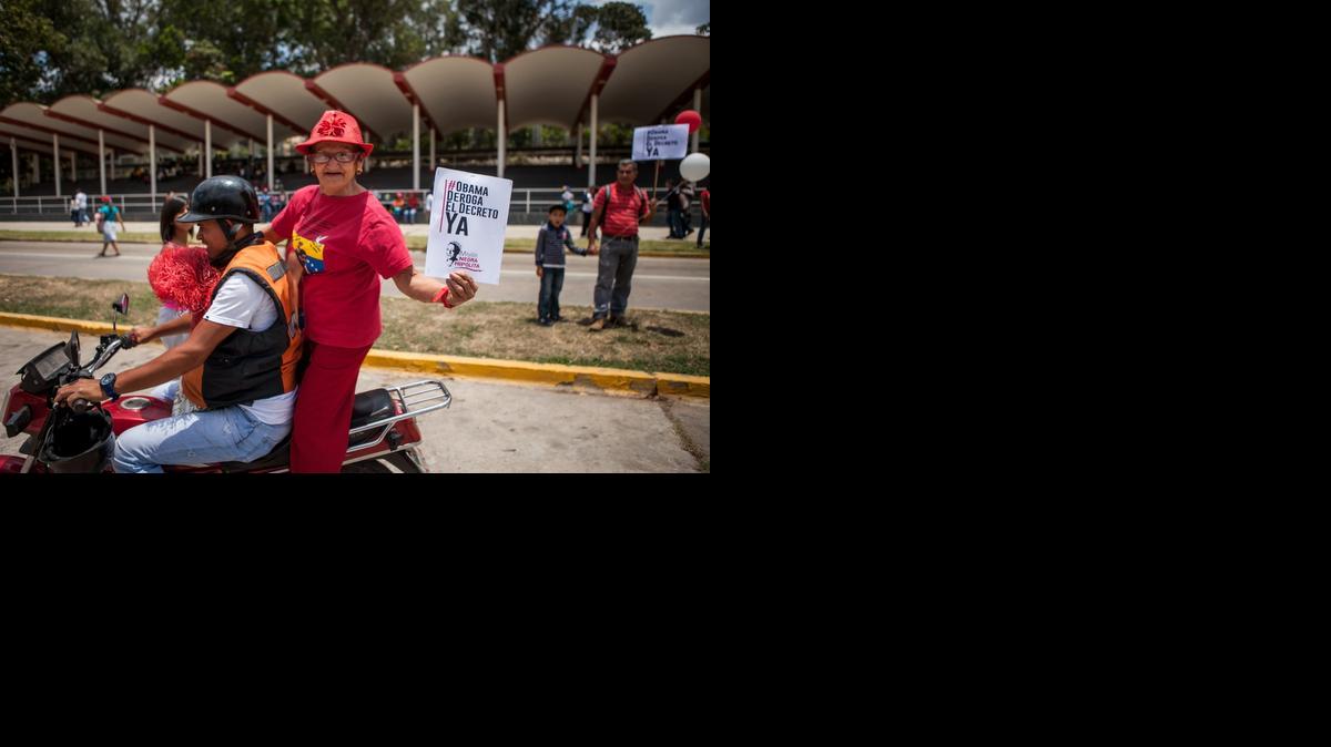 
Una mujer sostiene un afiche de protesta contra el decreto del presidente de Estados Unidos, Barack Obama, que considera a Venezuela una "inusual y extraordinaria amenaza" para la seguridad estadounidense, el martes 31 de marzo de 2015, durante una manifestación en Caracas (Venezuela).
