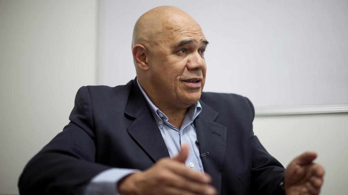 Fotografia del 24 de noviembre del 2015 del secretario de la Mesa de Unidad Democrática (MUD), Jesus Torrealba, en una entrevista en Caracas (Venezuela).