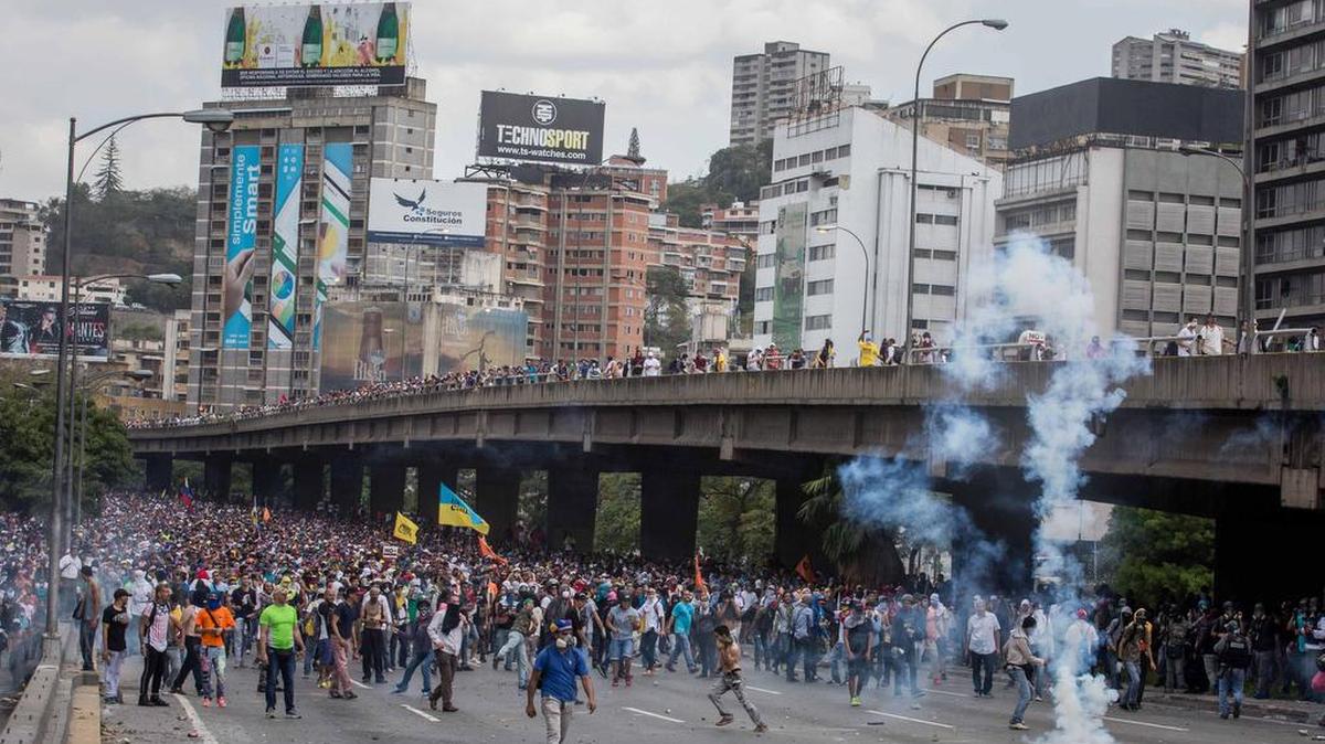 Un grupo de personas participa en una manifestación de opositores al gobierno de Nicolás Maduro el jueves 6 de abril de 2017, en Caracas (Venezuela).