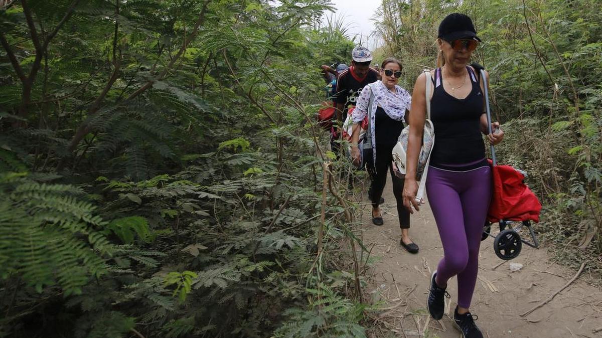 GRAF272. CÚCUTA (COLOMBIA), 07/03/2019.- Ciudadanos venezolanos cruzan hacía Venezuela desde Colombia por una trocha ayer, 6 de marzo, en Cúcuta (Colombia). Con los puentes fronterizos cerrados desde el pasado 23 de febrero, las “trochas” son el único vínculo entre la ciudad colombiana de Cúcuta y Venezuela y por allí cientos de personas cruzan cada día, corriendo riesgos, en búsqueda de los alimentos y medicinas que escasean en su país. EFE/Schneyder Mendoza