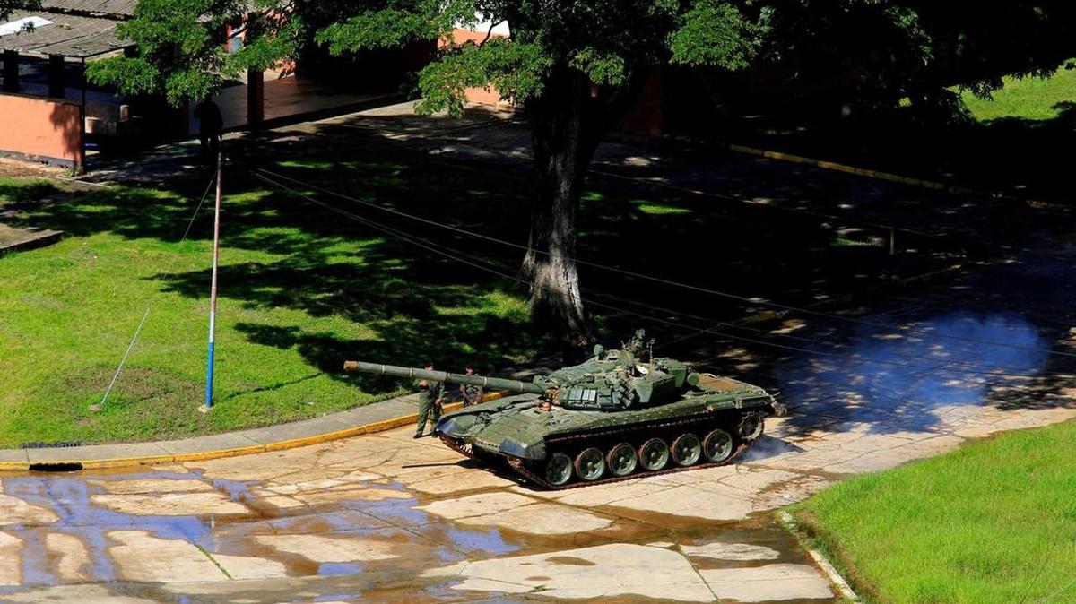 Un tanque de la Fuerza Armada Nacional Bolivariana se mueve dentro de la Base Militar Paramacay en Valencia, Venezuela, el domingo 6 de agosto de 2017.