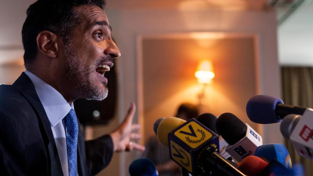 
Juan Carlos Gutiérrez, abogado defensor del líder político de oposición venezolano Leopoldo López, ofrece una rueda de prensa el martes 13 de octubre de 2015, en Caracas.
