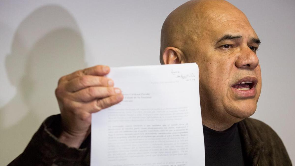 El secretario ejecutivo de la alianza opositora venezolana Mesa de la Unidad Democrática (MUD), Jesús Torrealba, habla el lunes 26 de diciembre de 2016, durante una rueda de prensa en Caracas (Venezuela).