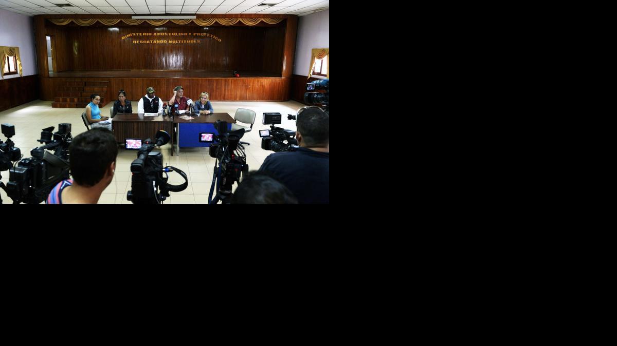 
Simón Bernal (2 der.), un integrante del colectivo 5 de marzo, habla durante una conferencia de prensa el miércoles en Caracas.

