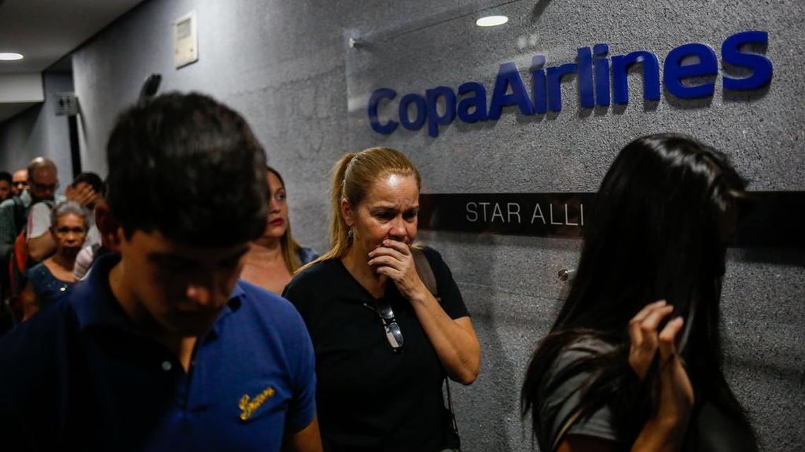 Usuarios acuden a solicitar el reembolso de sus tiquetes ante la aerolínea panameña Copa el viernes 6 de abril de 2018, en Caracas (Venezuela).