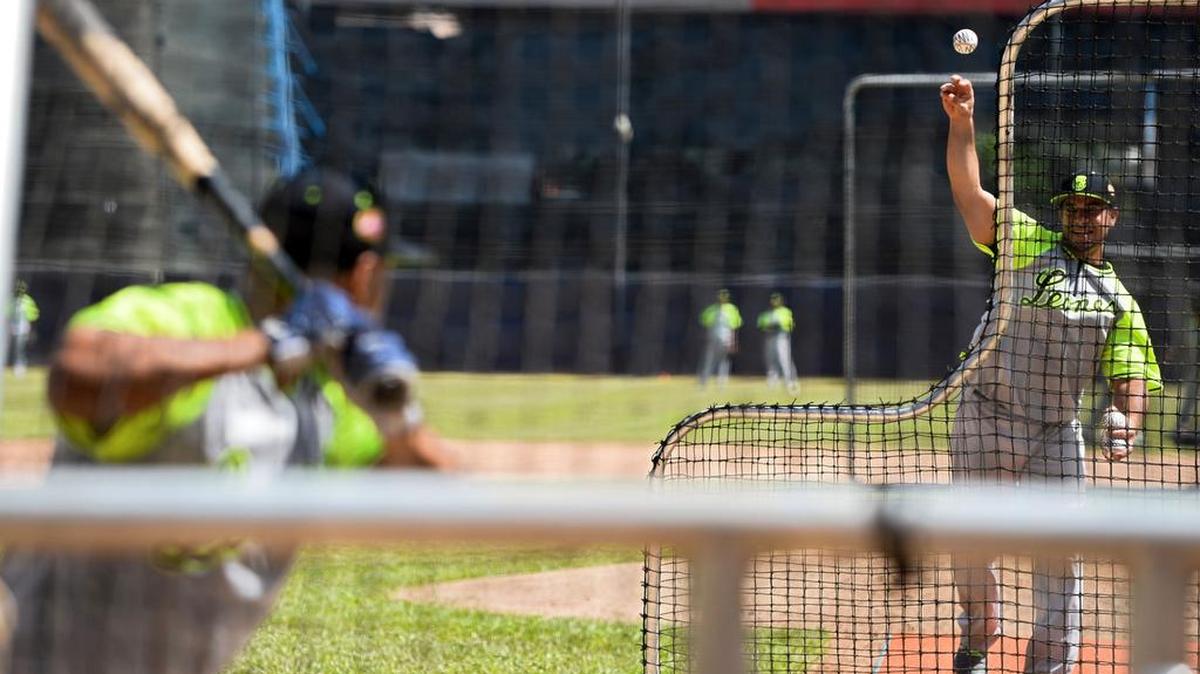 Jugadores del equipo de béisbol profesional los Leones de Caracas entrenan el 18 de septiembre en el Estadio Universitario en Caracas.