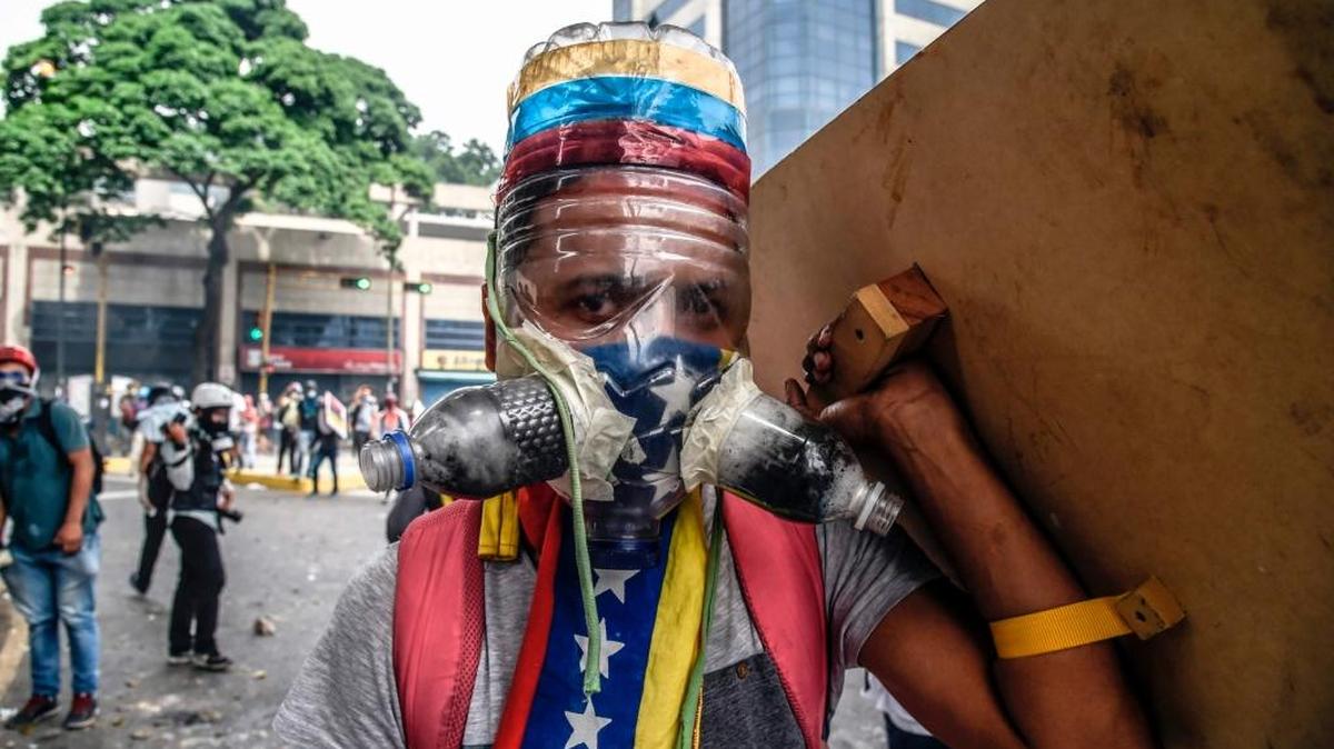 Un opositor usa una máscara antigas improvisada en la manifestación del 8 de mayo, en Caracas.