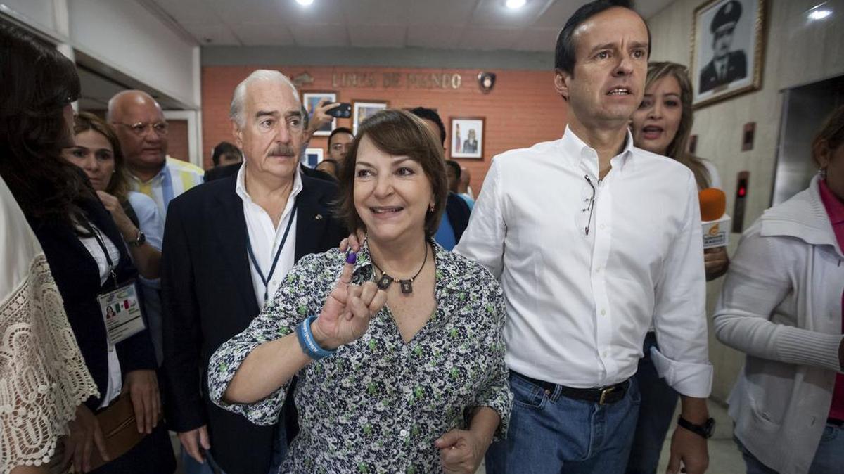 Mitzy Capriles (centro), esposa del alcalde opositor Antonio Ledezma, acompañada de los ex presidentes de Colombia, Andrés Pastrana (i), y de Bolivia, Jorge Quiroga (d), acude a votar a un colegio electoral el 6 de diciembre de 2015, en Caracas.