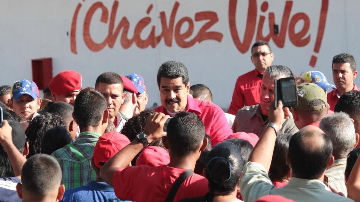 Fotografía cedida por el Palacio de Miraflores del presidente de Venezuela Nicolás Maduro saludando en un acto de gobierno el sábado 4 de febrero de 2017, en la ciudad de Maracay (Venezuela).