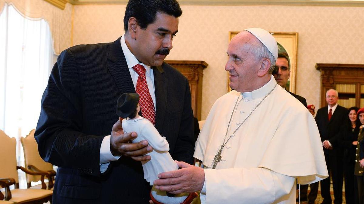El papa Francisco y el presidente de Venezuela, Nicolás Maduro, en una reunión el 17 de junio de 2013 en el Vaticano.
