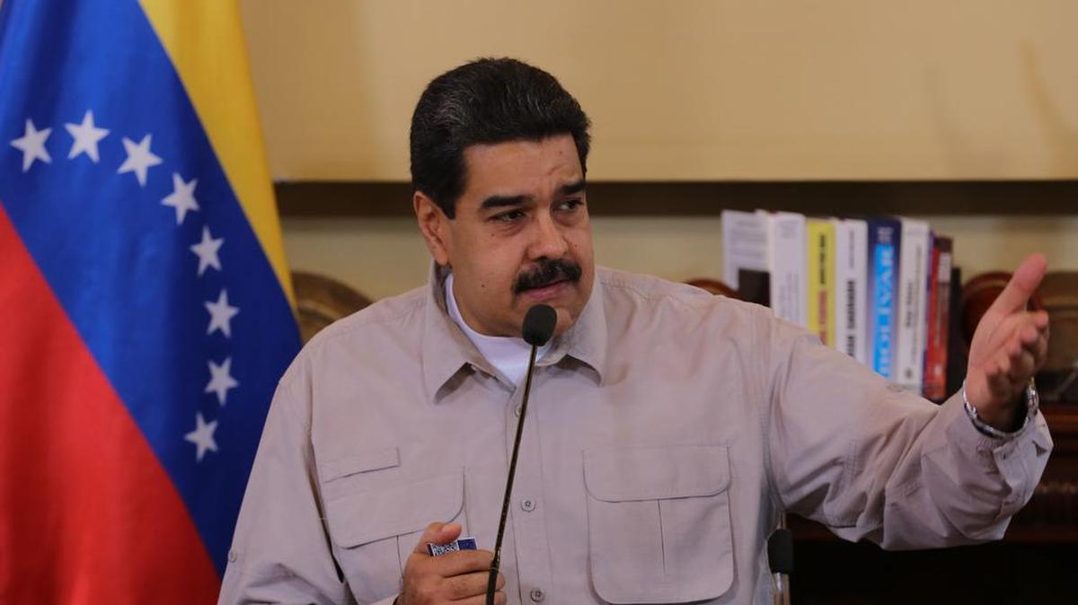 Fotografía cedida por prensa de Miraflores, del presidente venezolano Nicolás Maduro (c) en un acto de gobierno el lunes 25 de septiembre de 2017, en Caracas (Venezuela).