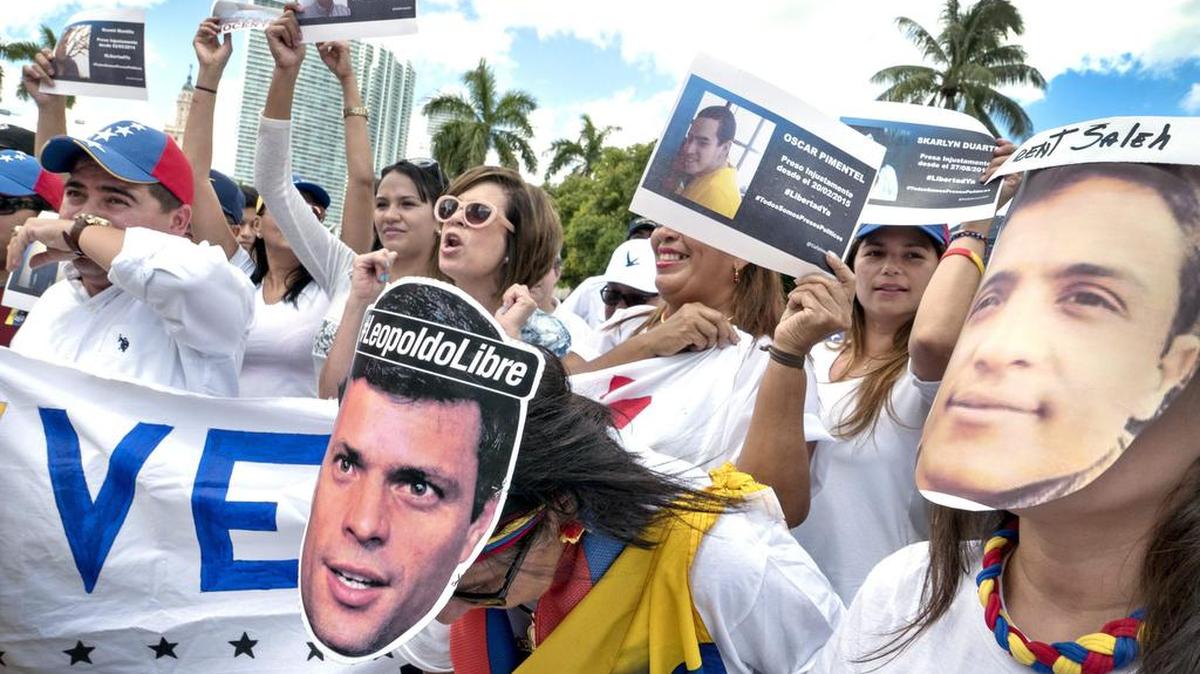 
Manifestantes se ponen máscaras del líder opositor venezolano Leopoldo López, durante una protesta el 19 de septiembre en Miami. 
