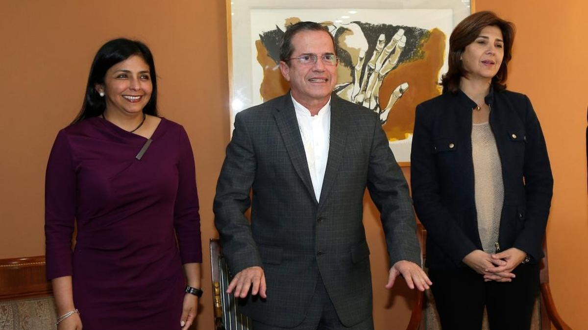 
La canciller de Venezuela, Delcy Rodríguez (izq.) con sus colegas de Ecuador, Ricardo Patiño, y de Colombia María Ángela Holguin, en Quito, el sábado.
