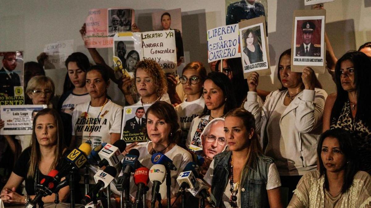 Mitzy Capriles de Ledezma (2-i, adelante), esposa del alcalde Antonio Ledezma, y Lilian Tintori (2-d), esposa del líder opositor encarcelado Leopoldo López, ofrecen una rueda de prensa con familiares de otros reclusos por causas políticas este martes 13 de septiembre de 2016, en Caracas (Venezuela).