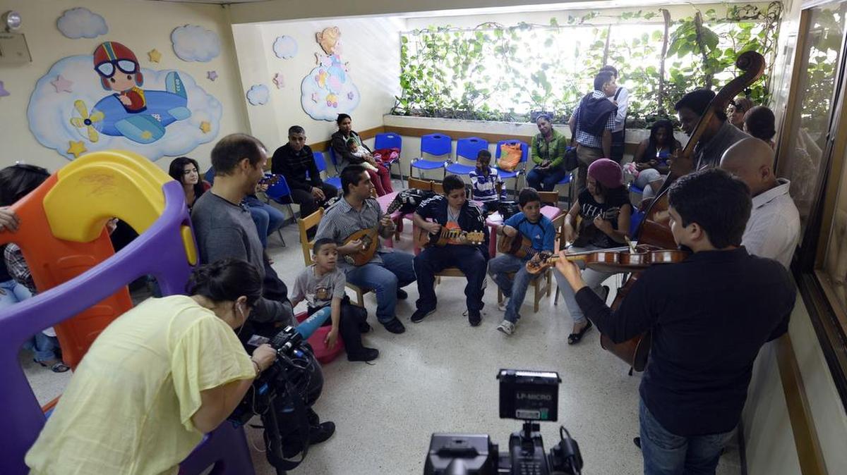 Niños hospitalizados en el patio de oncología pediátrica del hospital JM de los Ríos tocan instrumentos, en Caracas, el 26 de septiembre de 2013.