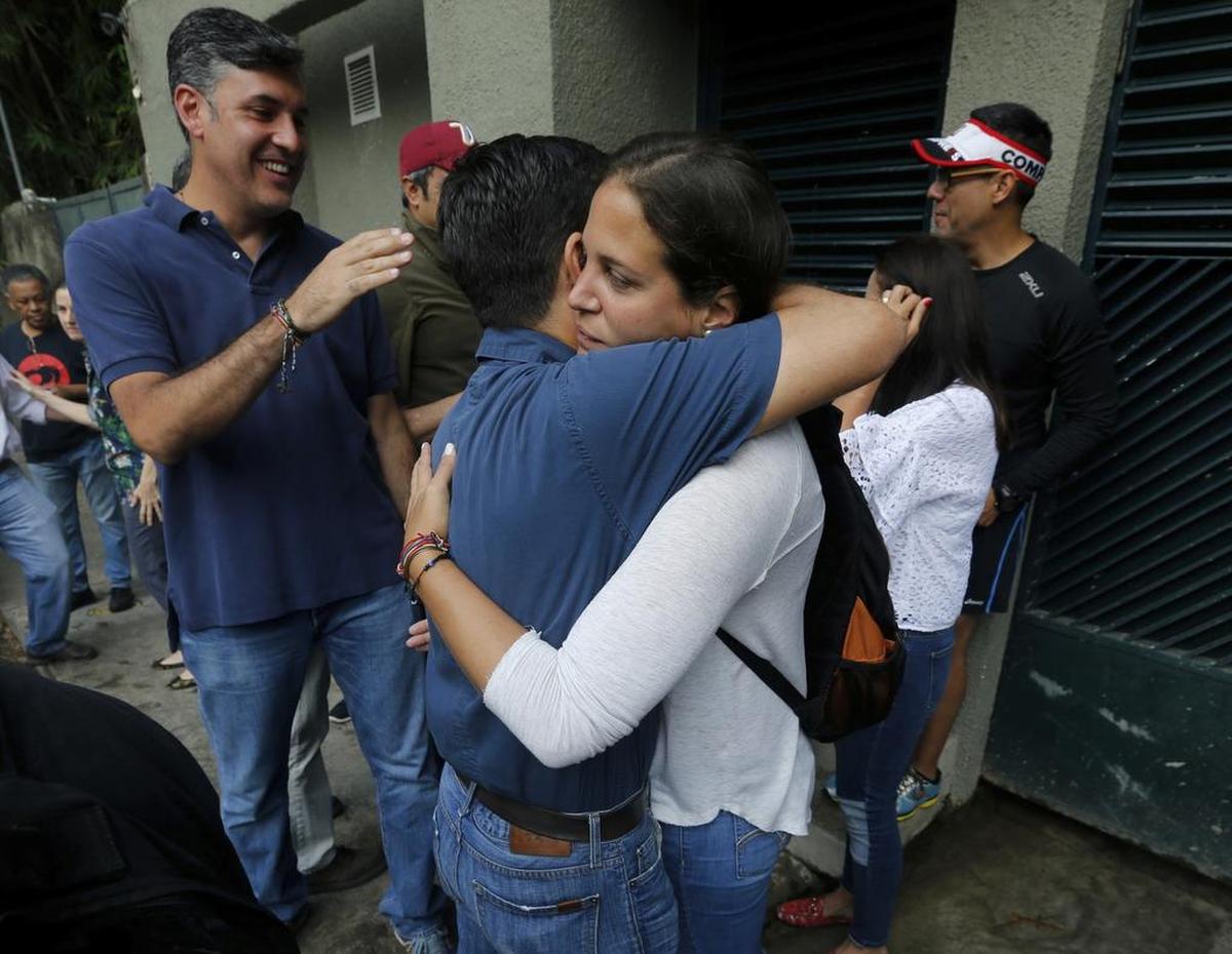 Los seguidores del líder de la oposición Leopoldo López celebran fuera de su casa en Caracas, Venezuela, el sábado 8 de julio de 2017. López ha sido trasladado a arresto domiciliario.