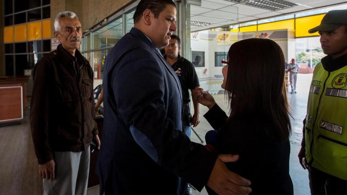 El rector principal del Consejo Nacional Electoral venezolano (CNE), Luis Emilio Rondón, ingresa a la sede del CNE hoy, 2 de agosto de 2016, en la ciudad de Caracas (Venezuela).