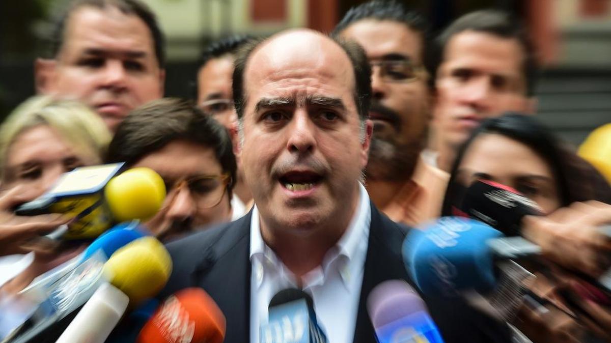El jefe del parlamento controlado por la oposición, Julio Borges, habla a la prensa en Caracas, el 5 de agosto de 2017.