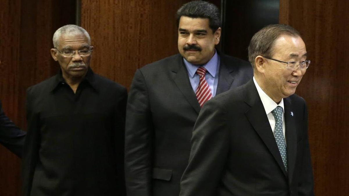 
El Secretario General de las Naciones Unidas, Ban Ki-moon, junto al presidente de Venezuela, Nicolás Maduro y el de Guyana, David Arthur Granger.
