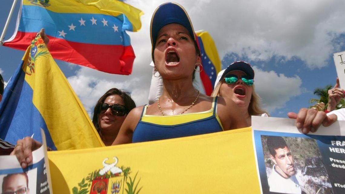
Nayana Navas, grita consignas durante la manifestación del sábado en Miami.
