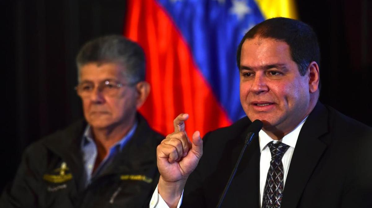 El diputado Luis Florido habla durante una rueda de prensa junto al presidente de la Asamblea Nacional, el diputado Henry Ramos Allup el lunes 12 de septiembre de 2016, en Caracas (Venezuela).