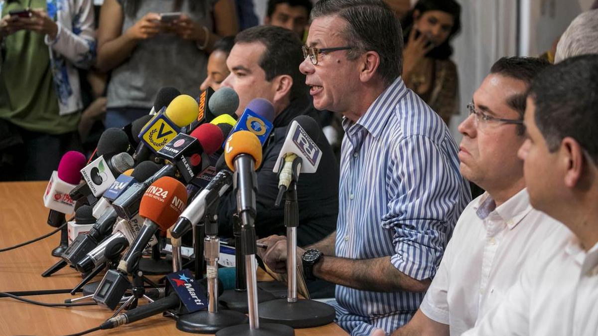 Gerardo Blyde (c), alcalde del municipio capitalino de Baruta y coordinador nacional del comando de campaña de la coalición opositora Mesa de la Unidad Democrática (MUD), denuncia irregularidades electorales el 2 de octubre de 2017, en Caracas, Venezuela.