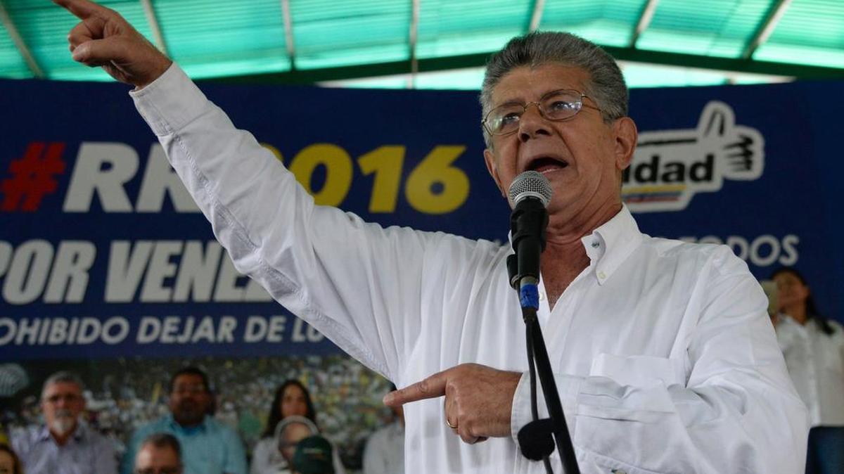 El presidente de la Asamblea Nacional, Henry Ramos Allup, habla en una reunión con miembros de la Mesa de la Unidad Democrática en Caracas, el 26 de septiembre de 2016.