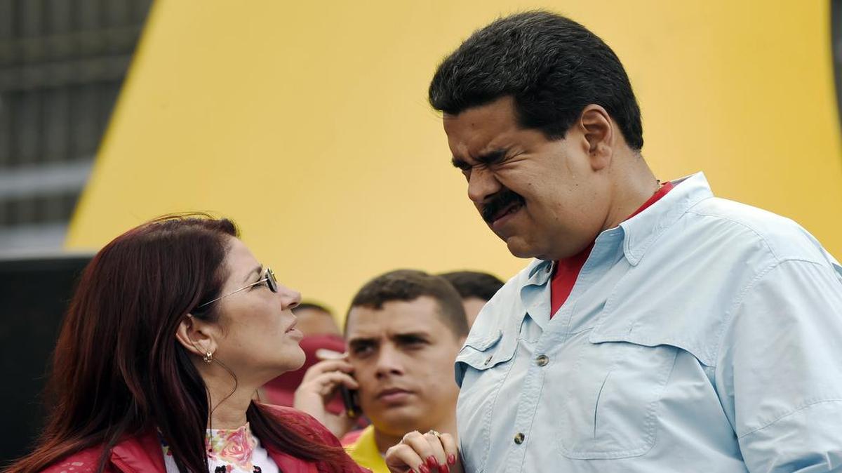 El gobernante venezolano Nicolás Maduro y su esposa Cilia Flores durante una manifestación en Caracas el 8 de agosto del 2015.