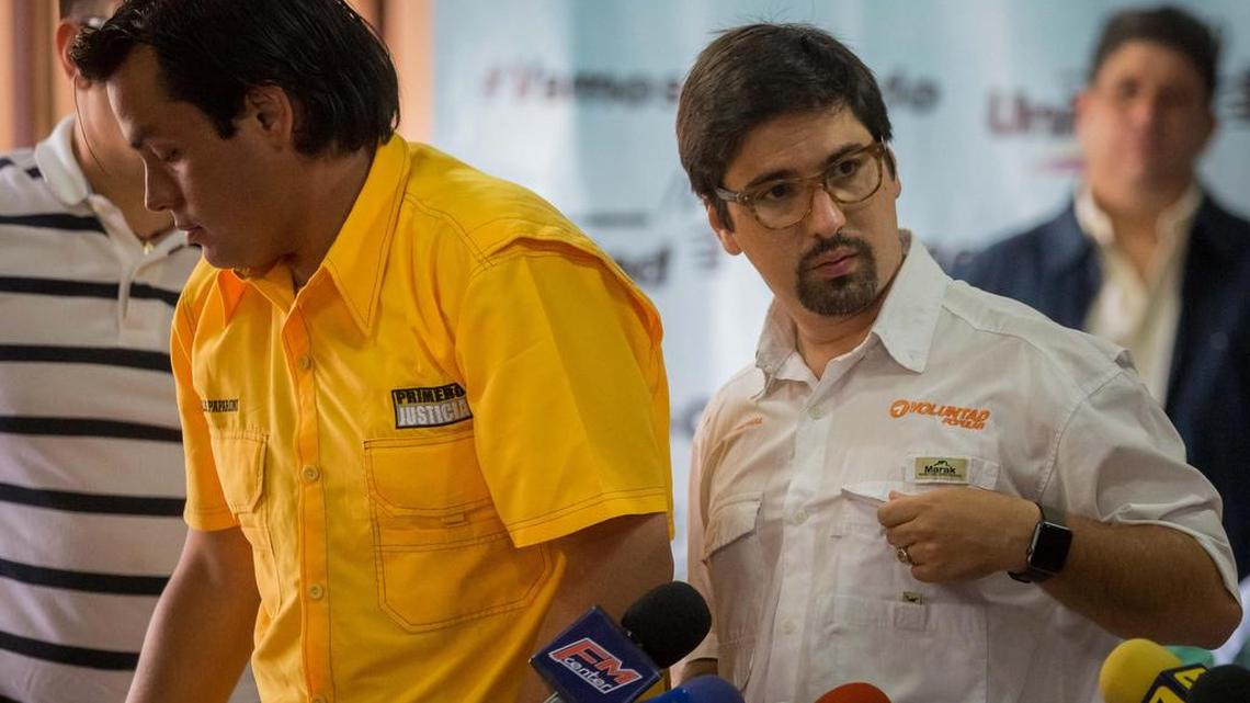 Los diputados de la Asamblea Nacional (AN) de Venezuela Carlos Paparoni (i) y Freddy Guevara (d) llegan a una rueda de prensa de la coalición opositora Mesa de Unidad Democratica el sábado 15 de abril de 2017, en Caracas, Venezuela.