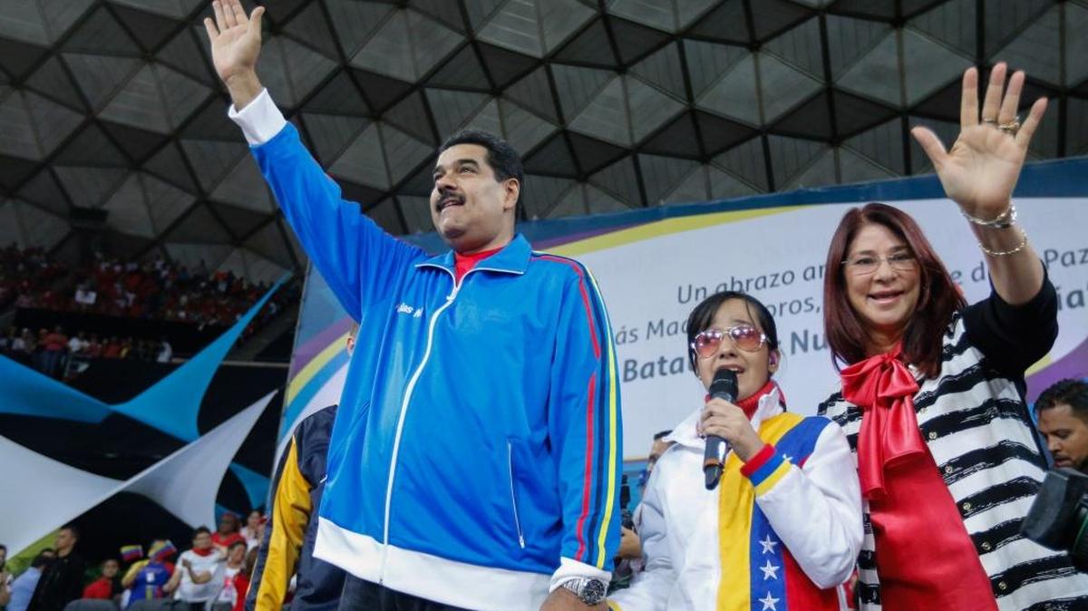 
Fotografia cedida por prensa de Miraflores hoy, jueves 27 de agosto de 2015, de el presidente de Veenzuela Nicolás Maduro en compañía de la primera dama Cilia Flores en una asamblea de mujeres en Caracas (Venezuela).
