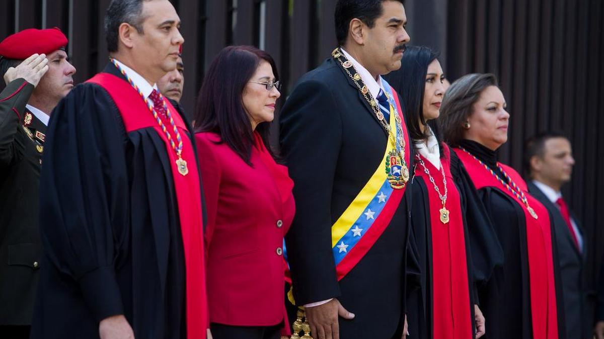 (De izquierda a derecha) El primer vicepresidente del Tribunal Supremo de Justicia, Maikel Moreno; la primera dama venezolana, Cilia Flores; el presidente de Venezuela, Nicolás Maduro; la presidenta del Tribunal Supremo de Justicia, Gladys Gutiérrez; y la segunda vicepresidenta del Tribunal Supremo de Justicia, Indira Alfonzo, el 29 de enero de 2016, en Caracas, Venezuela.
