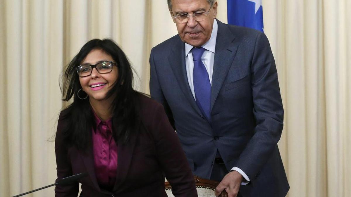 El ministro de Exteriores ruso, Serguéi Lavrov (dcha), y su homóloga venezolana, Delcy Rodríguez, se disponen a dar una rueda de prensa tras mantener una reunión en Moscú (Rusia) el 6 de febrero de 2017.